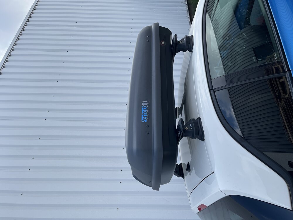 Dakkoffer PerfectFit 400 Liter + dakdragers Nissan Qashqai (J12) vanaf 2021 voor gesloten dakrail