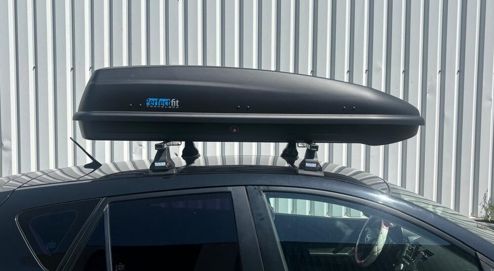 Dakkoffer PerfectFit 440 Liter + dakdragers Volkswagen Passat Alltrack (B8) 2015 t/m 2021 voor gesloten dakrail