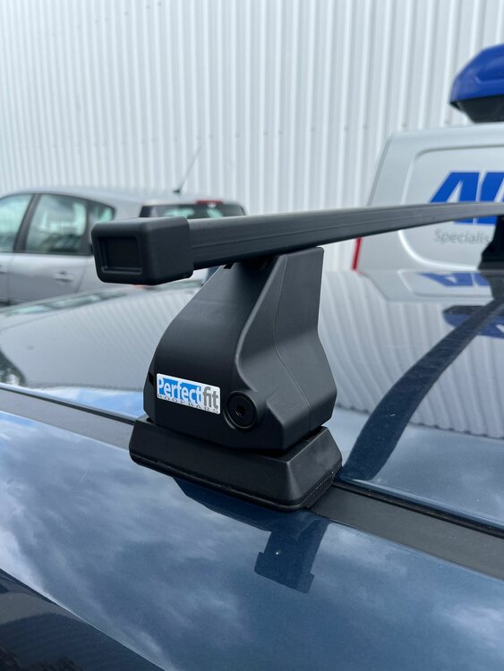 ArtPlast dakkoffer 400 liter + PerfectFit dakdragers Kia Cee&#039;d (zonder glazen dak) 5 deurs hatchback vanaf 2018